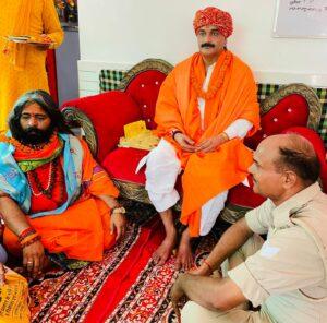 दर्शन अभिलाषी बाबा जी के समस्त भक्त गण एवं समस्त बिसरख धाम वासी