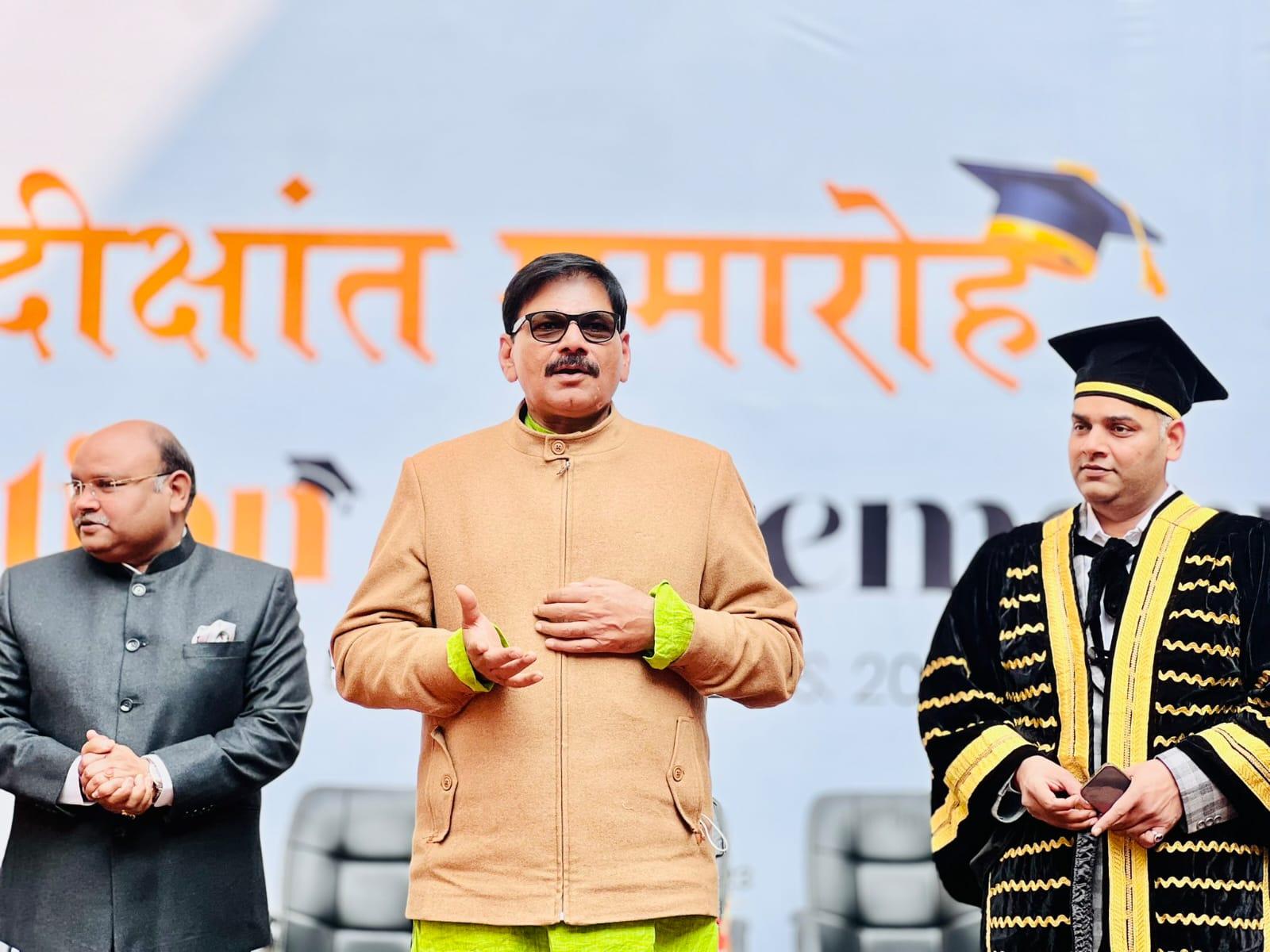  दीक्षांत समारोह के मुख्य अतिथि ज़ेवर विधायक धीरेंद्र सिंह ने विद्यार्थियों को संबोधित करते हुए कहा