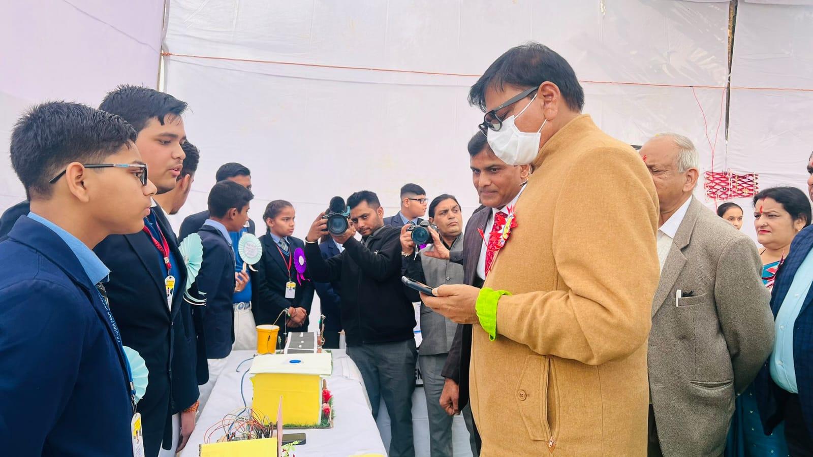 प्रदर्शनी में बच्चों की ओर से प्रस्तुत किए गए मॉडलों को देखकर जेवर विधायक धीरेंद्र सिंह ने कहा