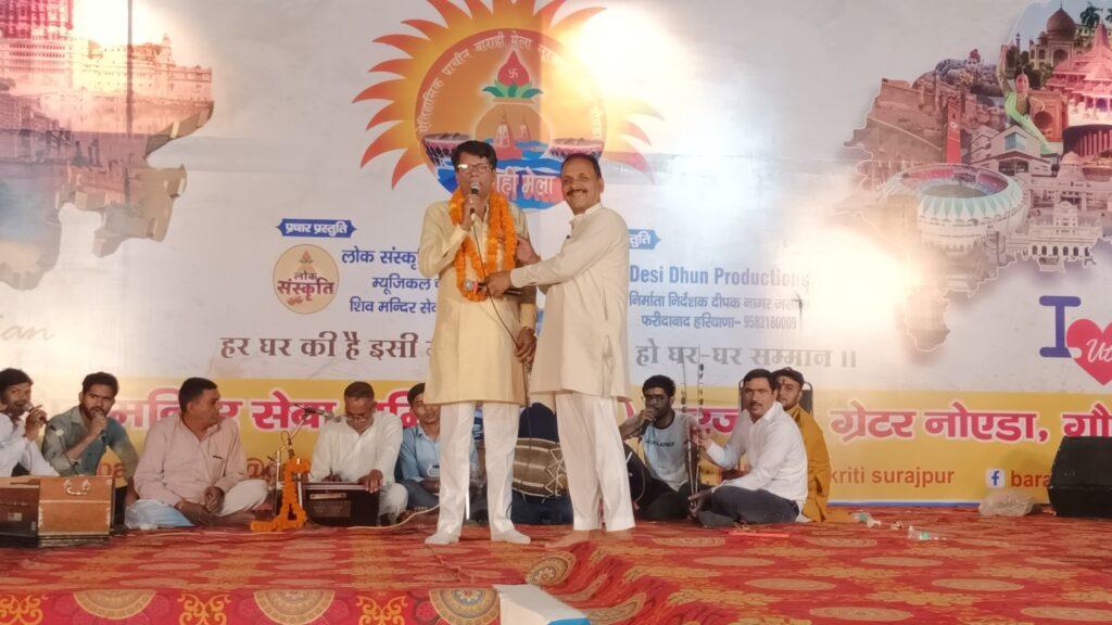 भजन प्रस्तुत करते हुए
