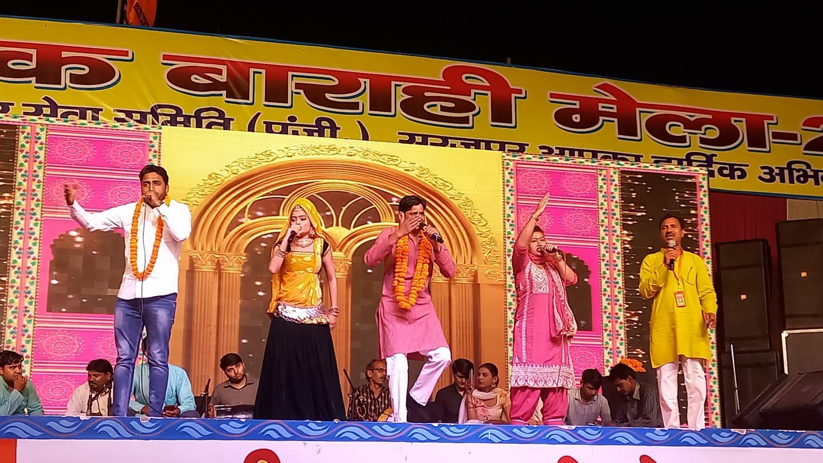 मशहूर कलाकारों ने शिरकत की